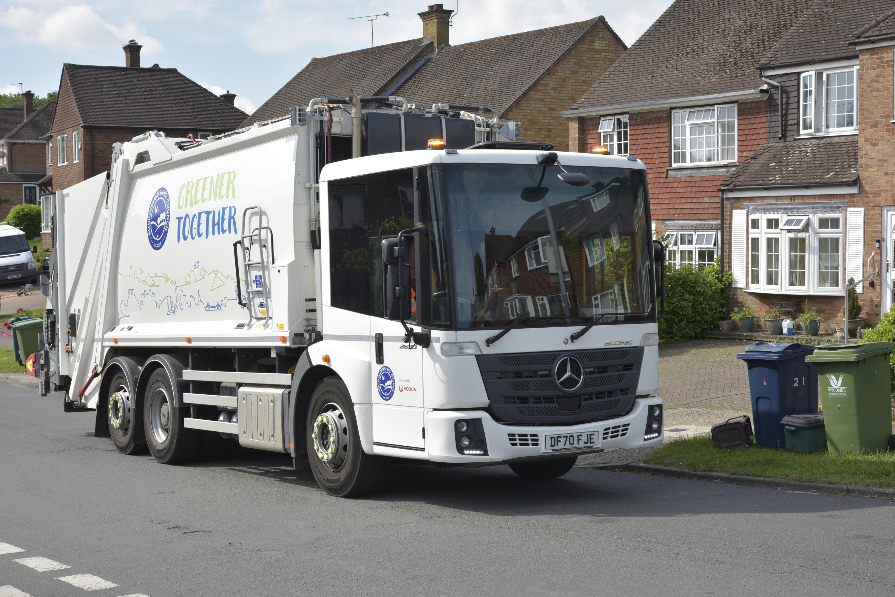 A Veolia Buckinghamshire Recycling Collection Vehicle is parked on a residential street.